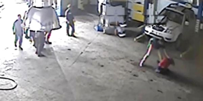 Baba ile oğlu, astsubay ve 2 arkadaşı tarafından dövüldü