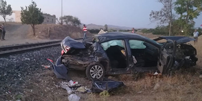 Trenin çarptığı otomobilden atlayarak kurtuldu