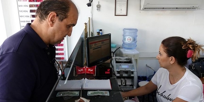 İzmir'de vatandaşlar döviz bozdurma çağrısına destek verdi