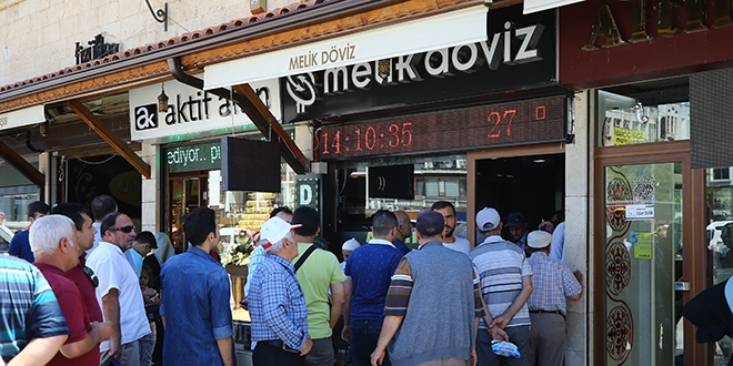 Vatandaşlar döviz bozdurmak için kuyruğa girdi