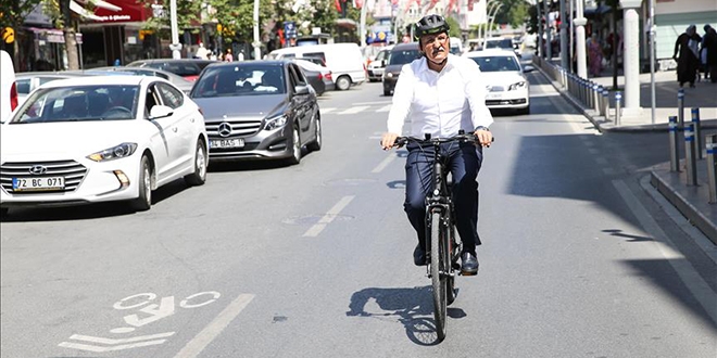 Belediye bakannn makam arac 'bisiklet'