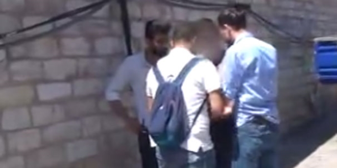 Genç kadına saldıran şahsın etrafını polis sardı