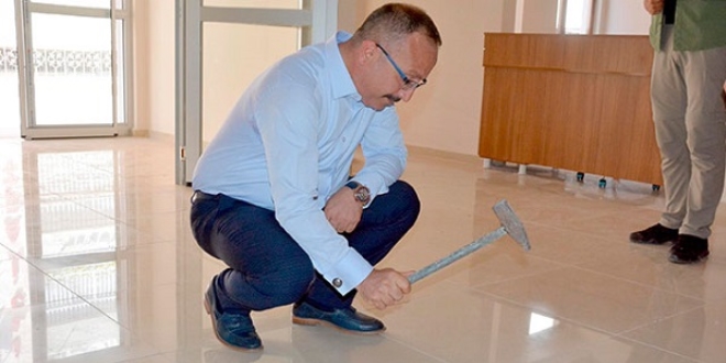 Vali, düzgün döşenmeyen fayansları çekiçle kırdı
