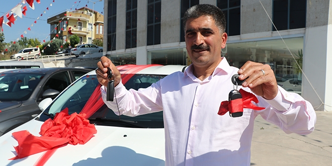 Dolar bozdurup ev alana sıfır otomobil hediye