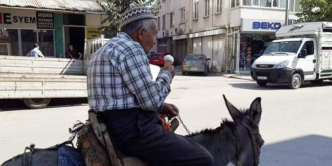 Eşek üzerinde dondurma keyfi yapan dede meşhur oldu