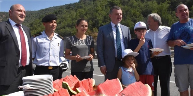 Bilecik Valisi'nden sürücülere karpuz ikramı