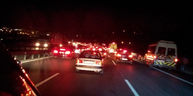 İstanbul-Ankara istikametinde trafik kilitlendi