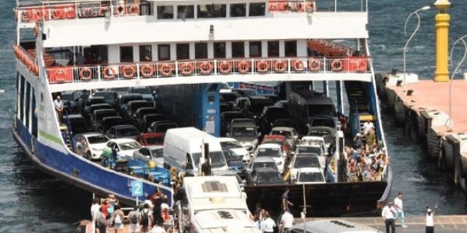 Çanakkale'de tatilcilerin feribot kuyruğu