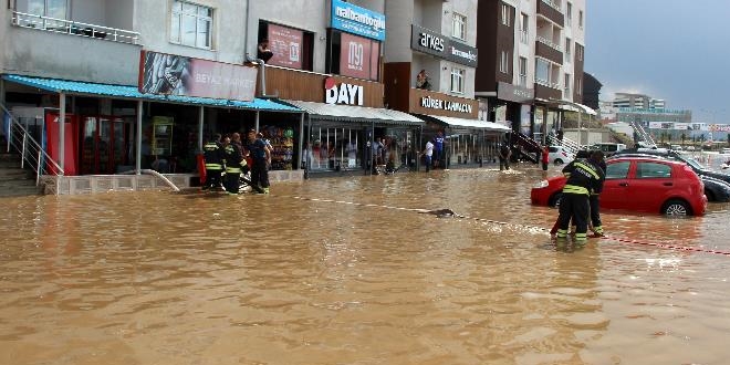 Erzurum'da sağanak sele dönüştü