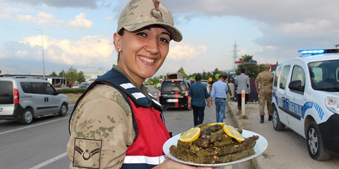 Tokat'ta sürücü ve yolculara yaprak sarma ikramı