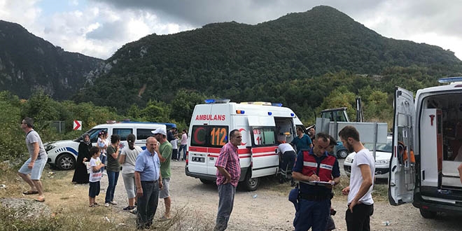Bartın'da minibüs şarampole devrildi: 3 ölü, 19 yaralı