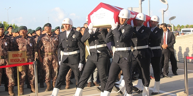 Kalbine yenik düşen polis için tören düzenledi