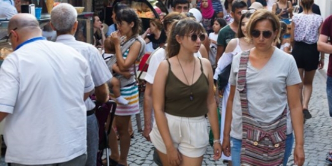 Çeşme'ye nüfusunun 25 katı ziyaretçi