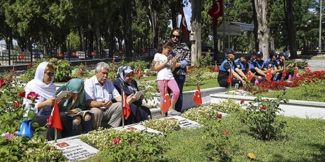 Şehitlikte hüzünlü bayram arifesi