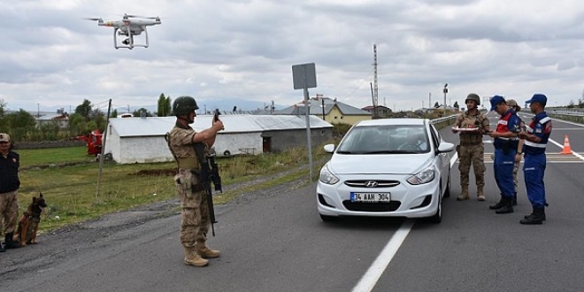 Mehmetçik'ten 'drone' ve çikolatalı denetim