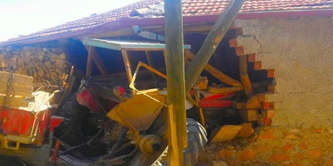 Çorum'da traktör eve girdi: 5 yaralı