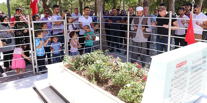 Şehit Halisdemir'in kabrine ziyaretçi akını