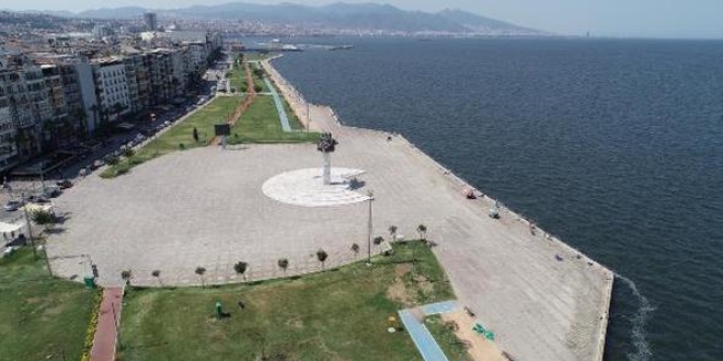 Ege'de sadece bu kentin meydanlarında kalabalık yok