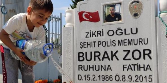 Şehidin oğlu duygulandırdı: Babacığım kalk, bana sarıl