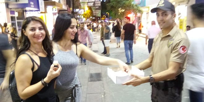 Polis ekiplerinden lokumlu bayram kutlaması