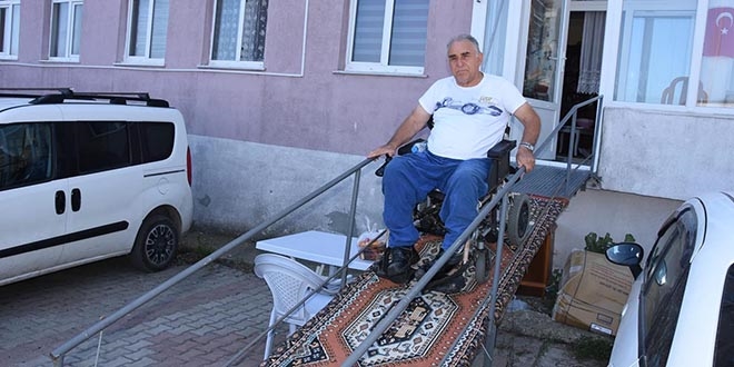 Felç geçiren emekli öğretmen engel tanımıyor