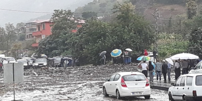 Trabzon'da şiddetli yağış ve heyelandan yol kapandı