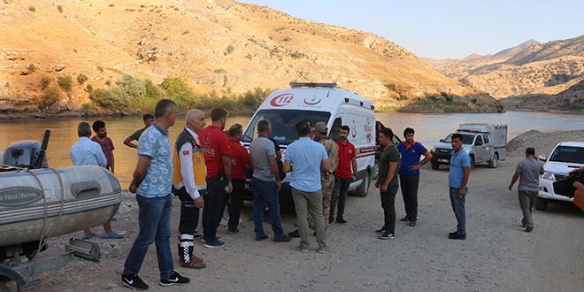 Botan Çayı'na giren asteğmen kayboldu