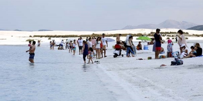 'Saldivler Plajı'na bayramda tatilci akını