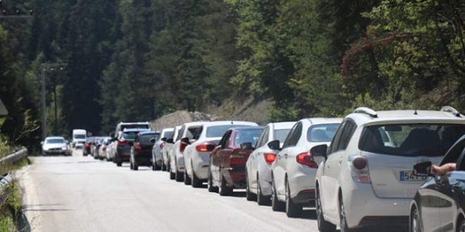 Tatilciler, Abant Tabiat Parkı'nda 5 kilometrelik araç kuyruğu oluşturdu