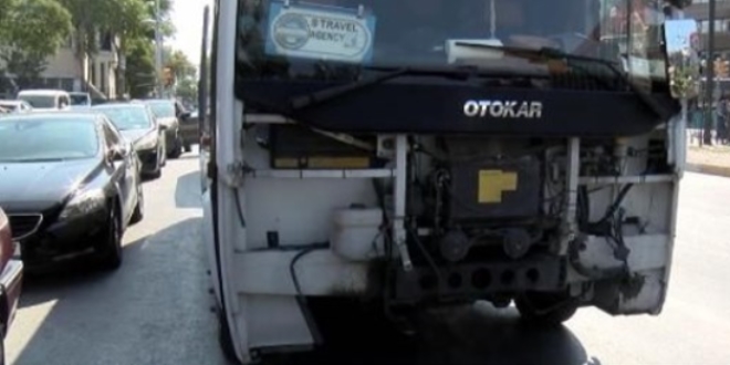 Midibüs tramvaya çarptı: 1 yaralı