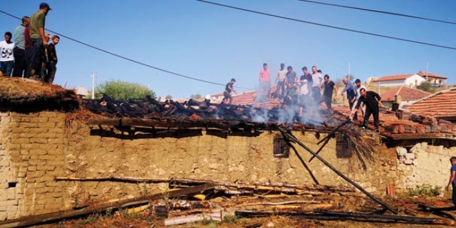 Mandıra ve ev yangını paniğe neden oldu