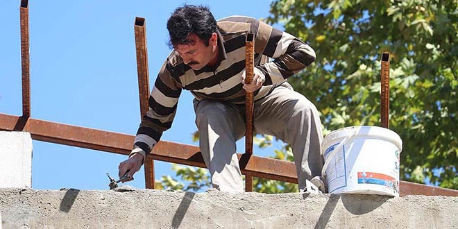 Yöneticisi olduğu okulun yemekhane inşaatında çalışıyor
