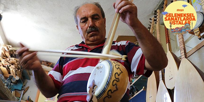 Emekli öğretmen dinlediği bir türkü tınısına 33 yılını verdi