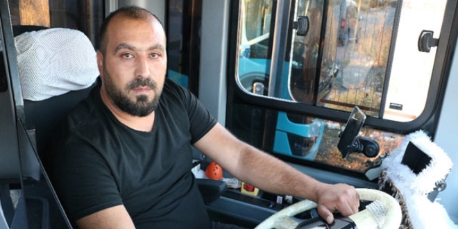Kalp krizi geçiren yolcuyu kucağında taşıdı