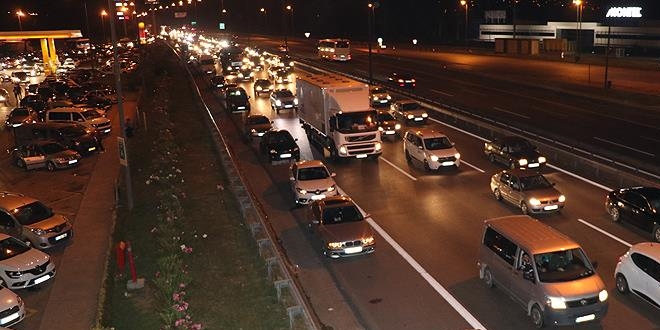 Anadolu Otoyolu'nda akıcı yoğunluk devam ediyor
