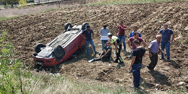 Mezar ziyaretine giden öğretmen kaza yaptı: 2 yaralı