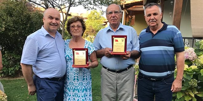 Emekli öğretmene 47 yıl sonra sürpriz plaket