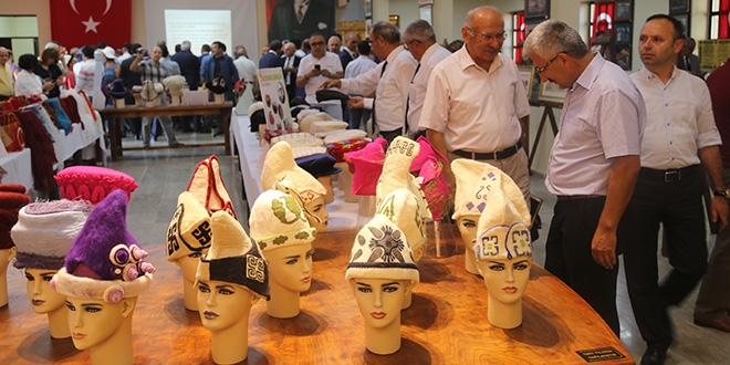 Asırlık şapkalar gün yüzüne çıktı