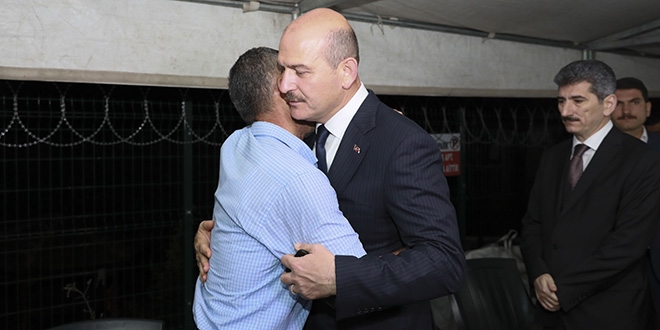 Bakan Soylu'dan şehit evine taziye ziyareti