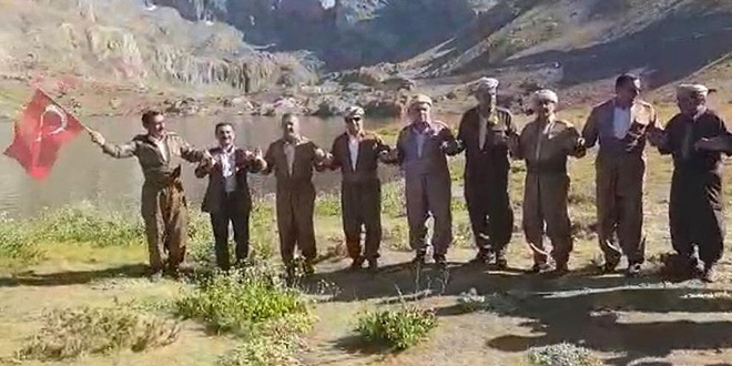 İkiyaka Dağlarında Türk bayraklarıyla halay çektiler