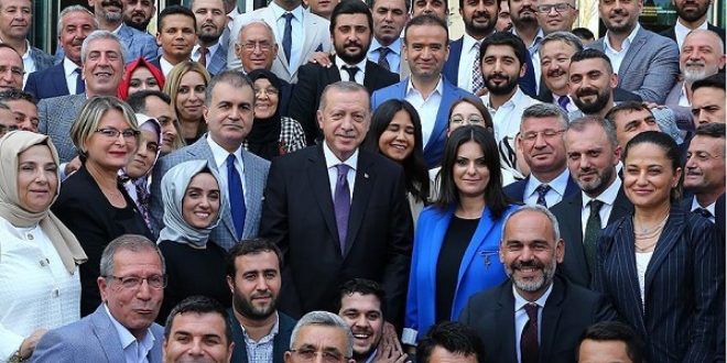 Erdoğan, AK Parti Adana teşkilatı ile hatıra fotoğrafı çektirdi