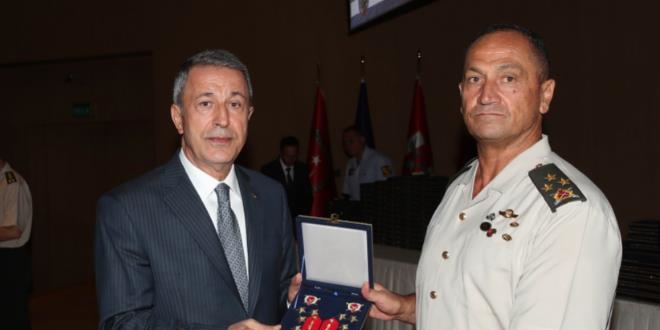 Orgeneral Temel'in apoletlerin Bakan Akar verdi