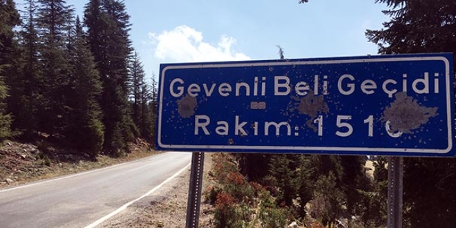 Trafik levhaları hedef tahtası oldu
