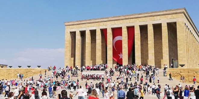 Anıtkabir'e ziyaretçi akını
