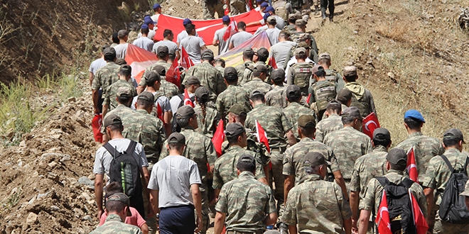Türk bayraklarıyla Dağ'a tırmanıp zirvede halay çektiler
