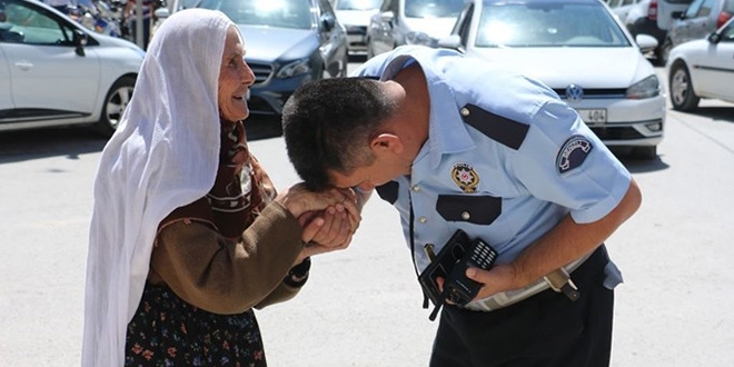 Trafik polisinden alkışlanacak hareket