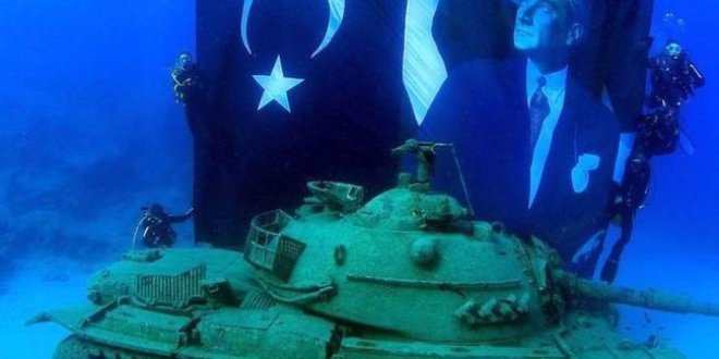 Denize batırılan 45 tonluk tankta 'Zafer' pozu