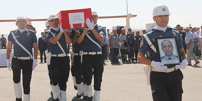 Grev banda hayatn kaybeden polis topraa verildi