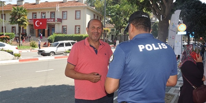 Yolda rastladığı polis sayesinde 23 bin lirasını kaptırmaktan kurtuldu