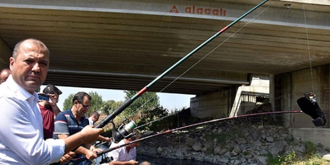 CHP'li vekilden Ergene Nehri'nde oltalı eylem